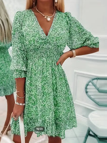 Davina - Frühlingsblüten Kleid mit geraffter Taille und Blumendruck – Grün