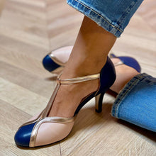 Laya  | T-Halsband mit T-Riemen, runder Zehenbereich, bunt und bequem – Blau marine