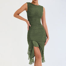 Nelia | Knielanges Kleid mit gerüschtem Schlitz – Armeegrün