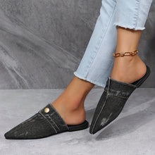 Mules im Denim-Look | Spitz zulaufend | Metallknopf-Detail – Schwarz