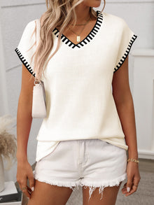 Lea Strick-Top mit V-Ausschnitt, kurzen Ärmeln und Kontrastdetails – Creme