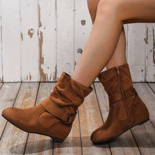 Belynda – Lockere Stiefeletten mit Keilabsatz und Schnallenriemen – Braun