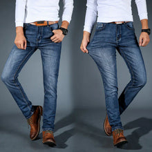 Hochwertige, in vier Richtungen dehnbare Slim-Fit-Jeans für Herren – Blau