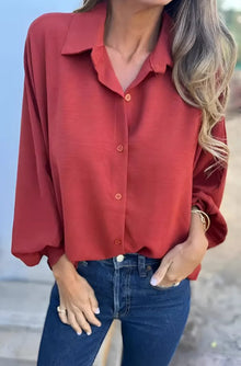 Bluse mit Knopfleiste | Lockerer Schnitt | Fließendes Material – Rot