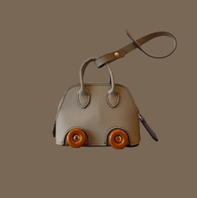 Luxuriöser Mini-Handtaschenanhänger aus veganem Leder – Modisches Accessoire – Braun