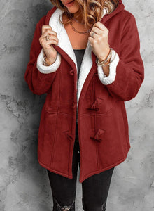 Liriane | Eleganter Schafsfellmantel mit Kapuze – Burgundisch