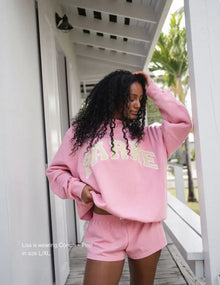 Damen Varsity Sweatshirt – Rosa mit Cremefarbenen Buchstaben