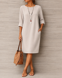 Huguette – Etuikleid mit Rundhalsausschnitt und Taschen – Beige