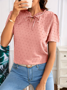 Fina  |  Dunkelblaue Bluse mit Spitzenkragen – Rosa