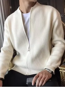 OLAN – DIE GESTRICKTE HERRENJACKE MIT STEHKRAGEN FÜR URBANEN KOMFORT – Weiß