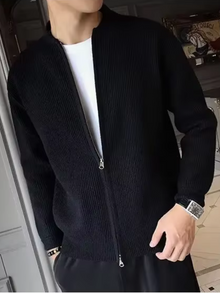 OLAN – DIE GESTRICKTE HERRENJACKE MIT STEHKRAGEN FÜR URBANEN KOMFORT – Schwarz