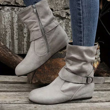 Belynda – Lockere Stiefeletten mit Keilabsatz und Schnallenriemen – Grau