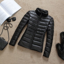 Kerstin | Damen Modische Glänzende Kurze Winterjacke – Schwarz