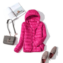 Kerstin | Damen Modische Glänzende Kurze Winterjacke – Rosa rote Kapuze
