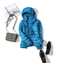 Kerstin | Damen Modische Glänzende Kurze Winterjacke – Blaue Kapuze