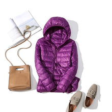 Kerstin | Damen Modische Glänzende Kurze Winterjacke – Lila Kapuze