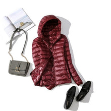 Kerstin | Damen Modische Glänzende Kurze Winterjacke – Weinrote Kapuze