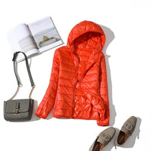 Kerstin | Damen Modische Glänzende Kurze Winterjacke – Orangefarbene Kapuze