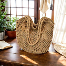 Handgefertigte Häkel-Tasche – Große Boho-Strandtasche mit Quaste – Kamel