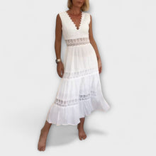 Aurélie - Elegantes Spitzenkleid mit V-Ausschnitt – Weiß