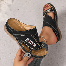 Jacky – Sandalen Mit Keilabsatz Und Bestickter Zehenschlaufe – Schwarz