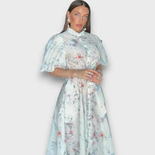 Celindra – Maxi-Kleid mit floraler Struktur und Bindegürtel – Blau