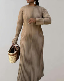 Adley - Langes figurbetontes Kleid mit Rundhalsausschnitt und Rippstrick Kleid – Kaffee-Stil