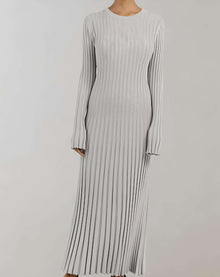 Adley - Langes figurbetontes Kleid mit Rundhalsausschnitt und Rippstrick Kleid – Hellgrau-Stil