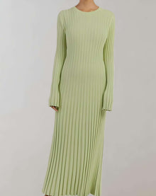 Adley - Langes figurbetontes Kleid mit Rundhalsausschnitt und Rippstrick Kleid – Medium Grün-Stil