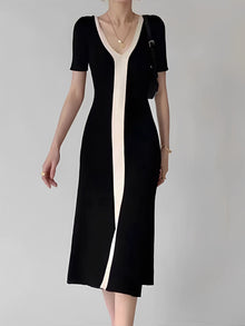 Zweifarbiges V-Ausschnitt Strick-Midikleid mit Schlitz – Schwarz