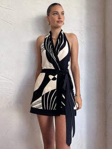 Halterneck-Kleid mit Bindegürtel | Wickeloptik | Modernes Muster – Schwarz Weiß