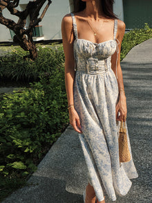 Sapphire Garden Träger-Midikleid mit Blumenmuster – Blauweiß