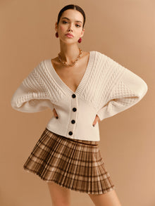 Strickjacke mit Zopfmuster | Tiefer V-Ausschnitt | Figurbetonter Schnitt – Off-weiß