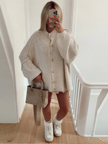 Bequeme Strickjacke mit Geripptem Ausschnitt – Weiß
