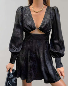 Bernice - Minikleid mit langen Puffärmeln aus Samtstoff und tiefem V Ausschnitt Kleid – Schwarz