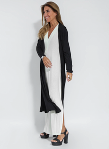Eva | Schlankmachendes Maxikleid mit passender Weste – Weißes Kleid + schwarze Strickjacke