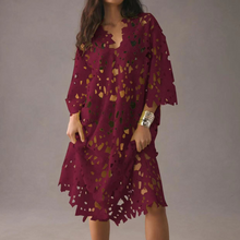 Luftiges Spitzenkleid | Verspielte Cut-Outs | Boho-Strandlook – Weinrot