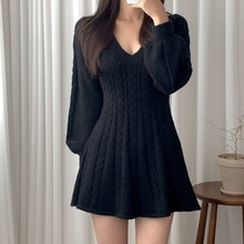 Damen Strickkleid mit Zopfmuster | V-Ausschnitt & Femininer Winterlook – Schwarz