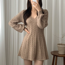Damen Strickkleid mit Zopfmuster | V-Ausschnitt & Femininer Winterlook – Taupe