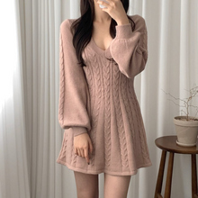 Damen Strickkleid mit Zopfmuster | V-Ausschnitt & Femininer Winterlook – Rosa