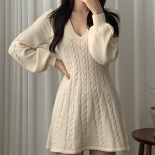 Damen Strickkleid mit Zopfmuster | V-Ausschnitt & Femininer Winterlook – Weiß