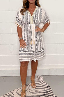 Kleid mit Ethno-Muster | V-Ausschnitt | Taillierter Schnitt – Grau