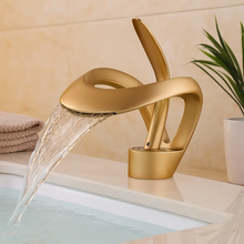 Moderner Wasserfall-Badezimmerhahn – Chrom-Einhebel-Waschtischhahn mit skulpturalem Design – Gebürstetes Gold