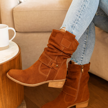 Selene | Flache Winterstiefel aus Wildleder mit seitlichem Reißverschluss – Braun