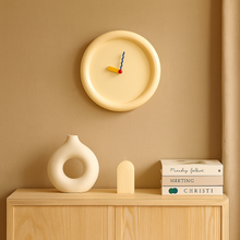 TimePop – Buntes geometrisches Wanduhren im Memphis-Stil mit mutigem künstlerischem Design – Beige