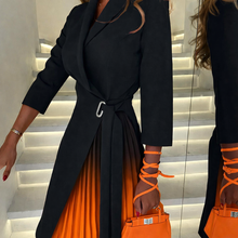 Meja - Ombre Plissee Blazer Kleid Mit Fallendem Kragen – Schwarz-Orange