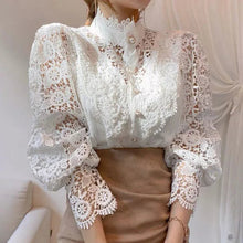Damenbluse mit Blumenmuster und hohem Ausschnitt – Weiß