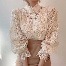 Damenbluse mit Blumenmuster und hohem Ausschnitt – Aprikose