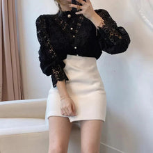 Damenbluse mit Blumenmuster und hohem Ausschnitt – Schwarz