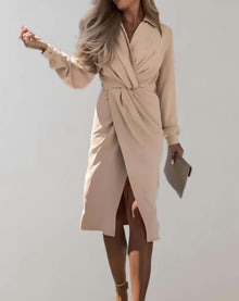 Darlene - Schön sitzendes Kleid mit hohem Schlitz und langen Ärmeln Kleid – Khaki